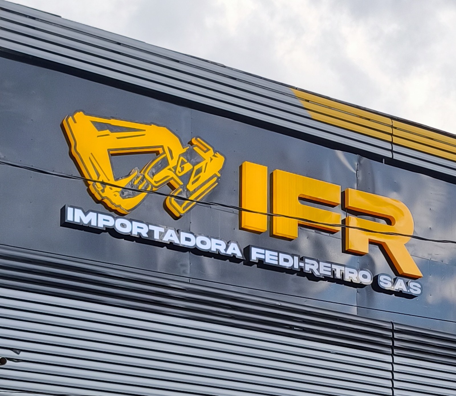 Fachada de Importadora Fedi-Retro S.A.S en el Barrio Triste, Medellín